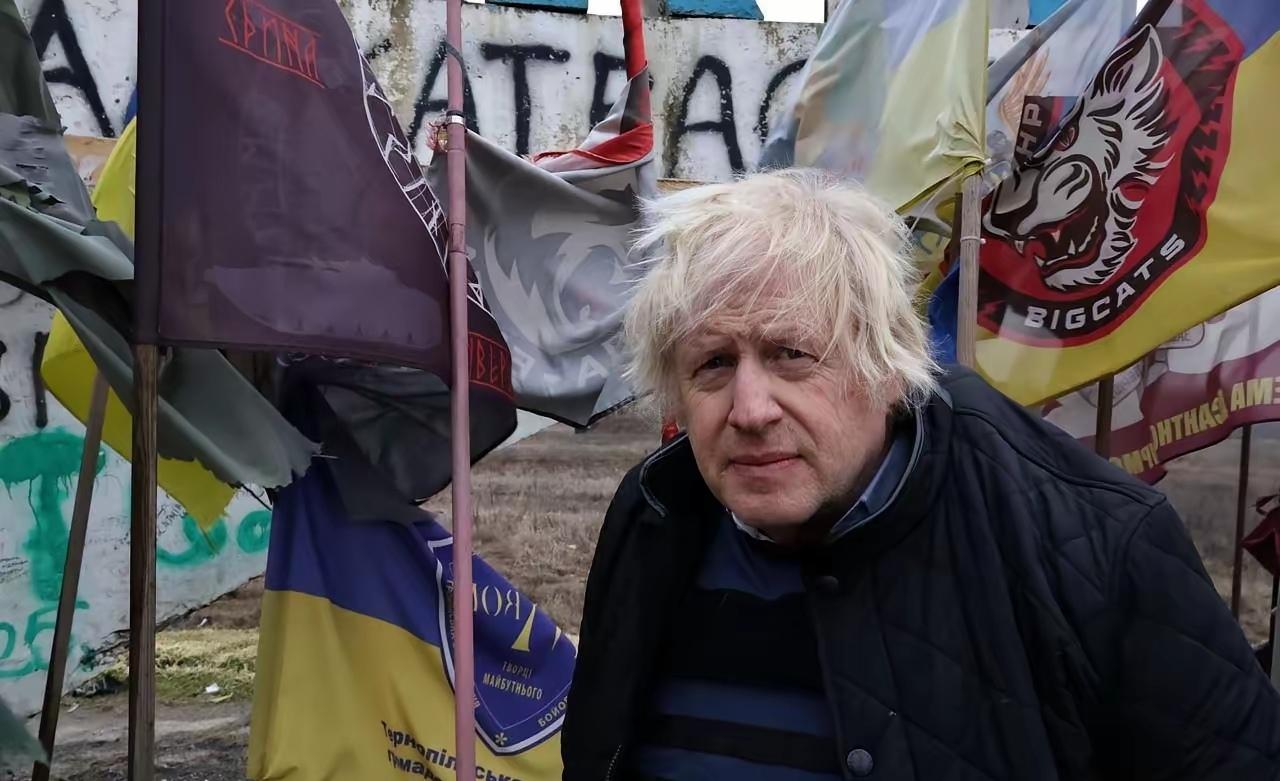 金毛狮子狗约翰逊又去乌克兰前线搅和去了！顶着一头乱发的金毛狮子狗——一