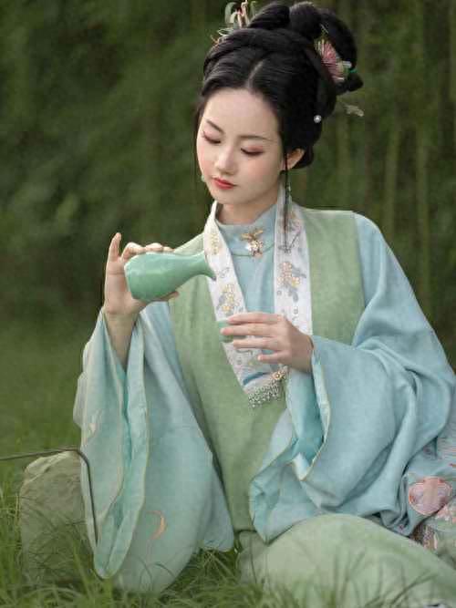 新婚夜，妻子出上联：一条黑龙入深潭；丈夫的下联让妻子心花怒放。民国初年，江南