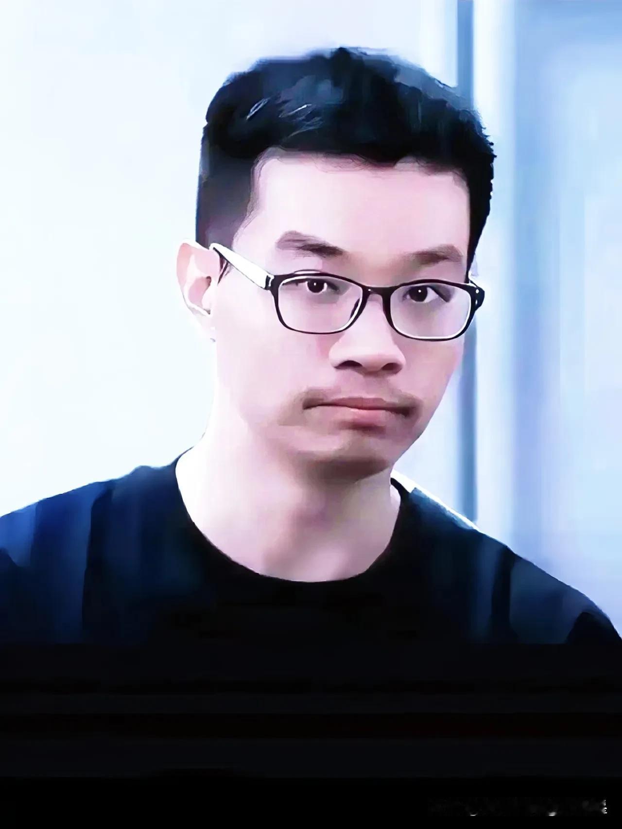 几个月前还在意大利晒太阳、陪家人吃意面的徐泽伟，怎么也没想到，自己会在一架降落在