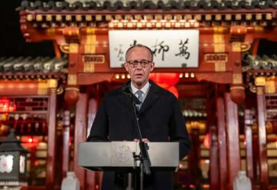 德国总理默茨在科隆大学撂下一句狠话：再不对中国出手，欧洲就快撑不住了。 7月