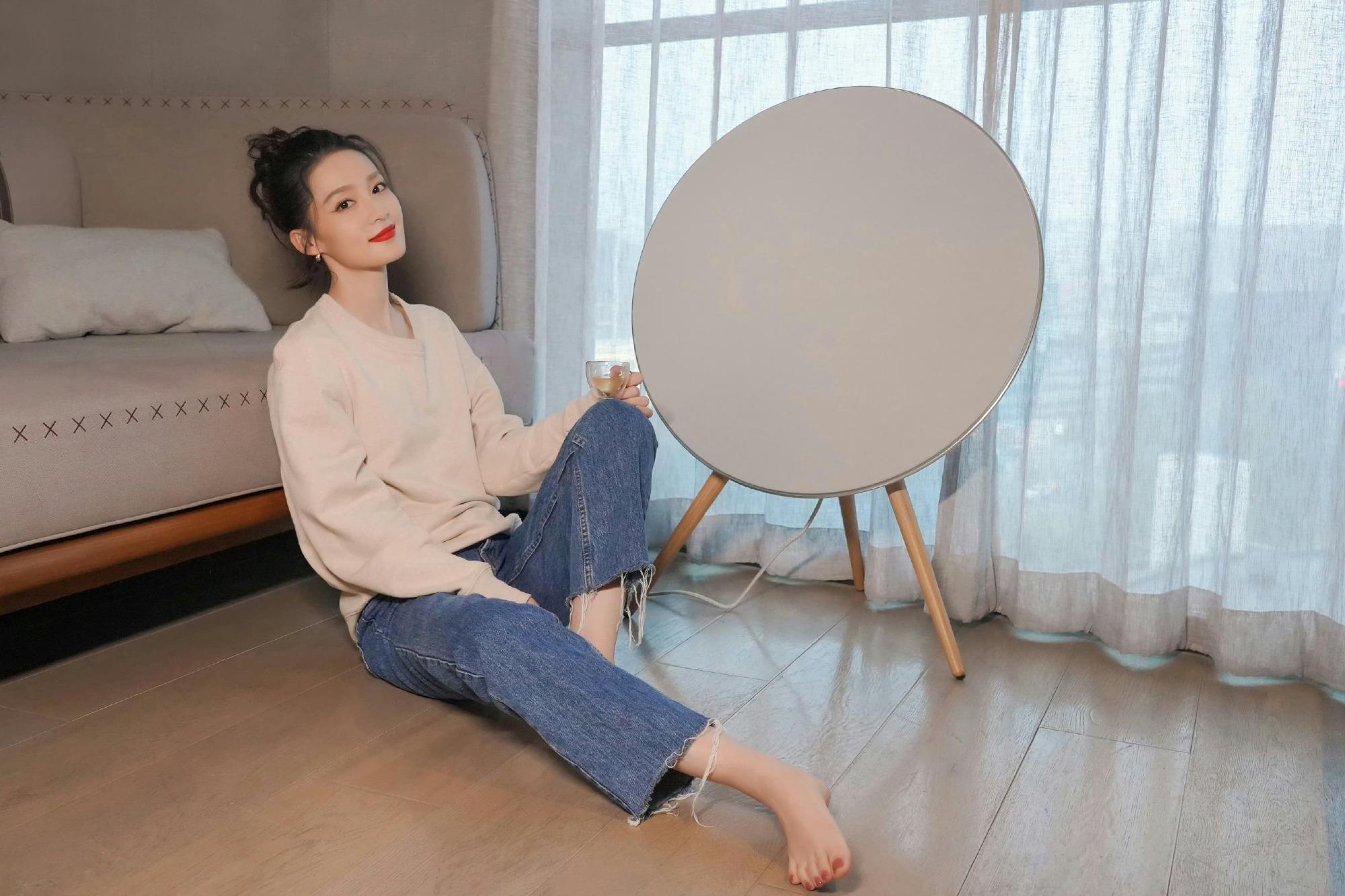 李沁，俏皮光脚丫，活泼甜美的李沁。李沁