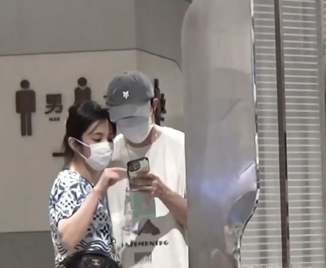 俞灏明‍和﻿‍王晓‍⁠晨一‏﻿⁠起逛街被‎偶遇，王晓晨全程紧牵‍俞‏‍‌灏⁠‍﻿明的手，舍‍‎﻿不得