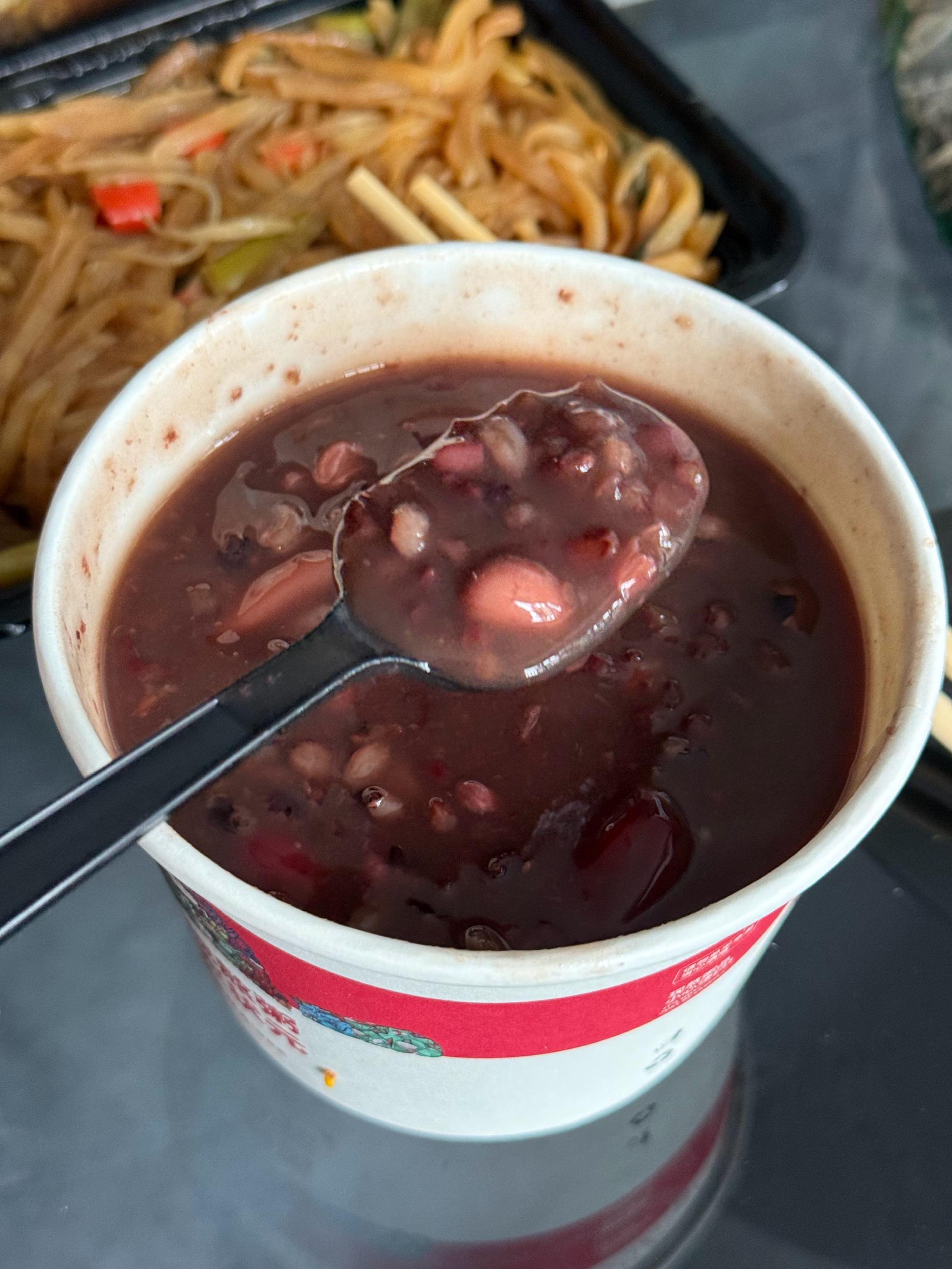 今天喝腊八粥,为了喝这碗粥艾米丽买了好几种小咸菜,小咸菜脑袋狂喜