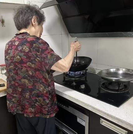 半夜两点，73岁独居老太太在小区群里发了条语音：“谁送我去医院，我出跑腿费。”