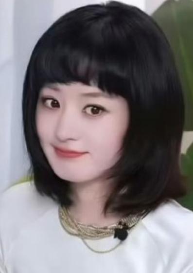 2026年3月18日，赵丽颖亮相馥绿德雅直播间，其短发齐刘海造型惊艳众人，引发热