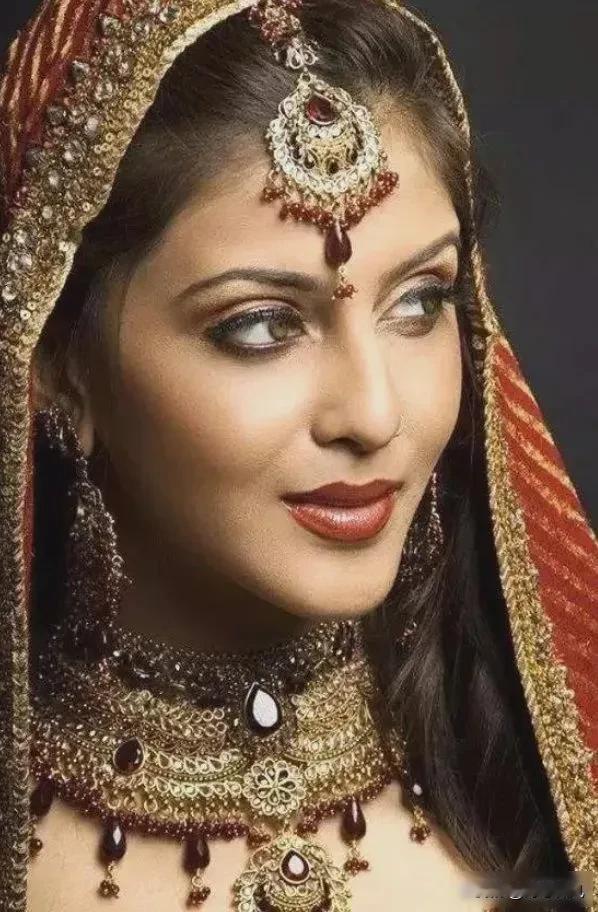 印度的高种姓，说白了就是三千多年前那批骑着马、扛着铁器闯进印度的白人雅利安人留下