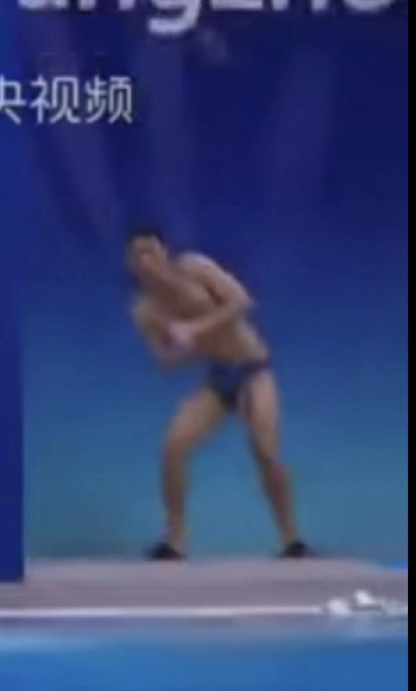 太悬了！把周围人都吓坏了，男子三米板单人半决赛，一位天津选手比赛时差点就碰到池子