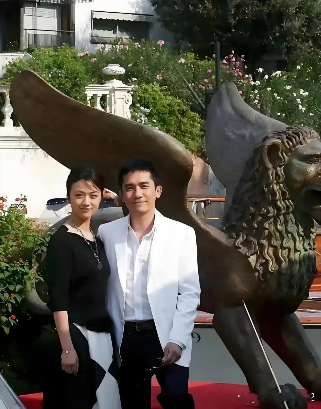 我敢打赌，刘嘉玲看到这照片，估计也会吃醋吧？那个时候大家都很年轻