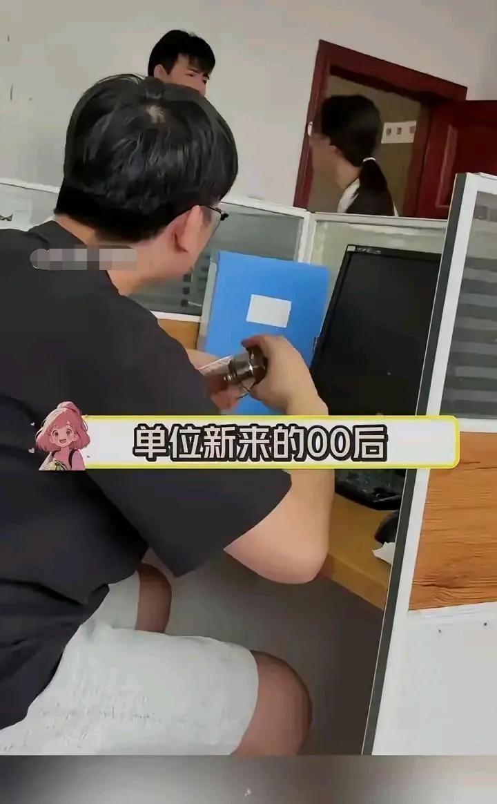 00后新人高烧39度请假被拒，一个操作让全公司傻眼！网友：这波反击绝了刚入职