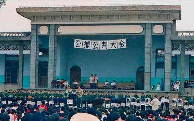 1983年，解放军战士刘福云回老家唐山探亲。让他没想到的是，他坐在公交车上，正憧