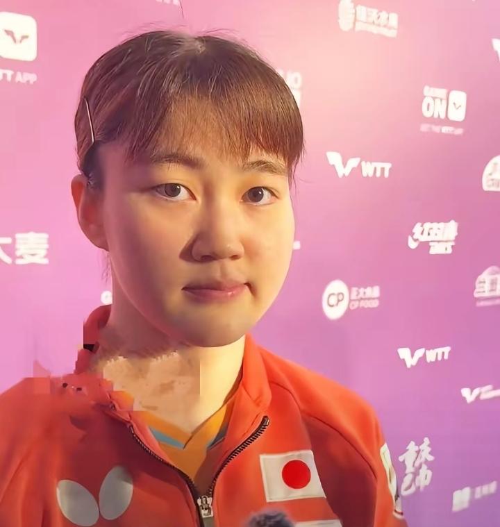 大藤沙月赛后采访一点不藏着掖着，她坦言上回合交手多发短球失利，这次直接调整战术，