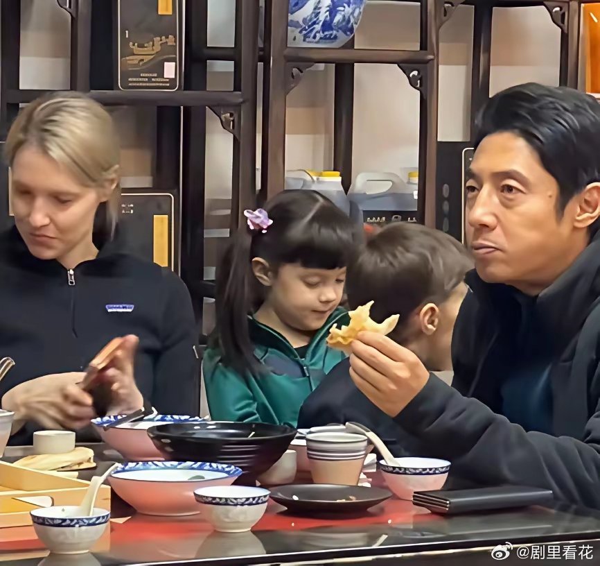 撒贝宁带老婆孩子现身山西大同，两个宝宝好活泼啊！这才叫“读万卷书，行万里路”，撒