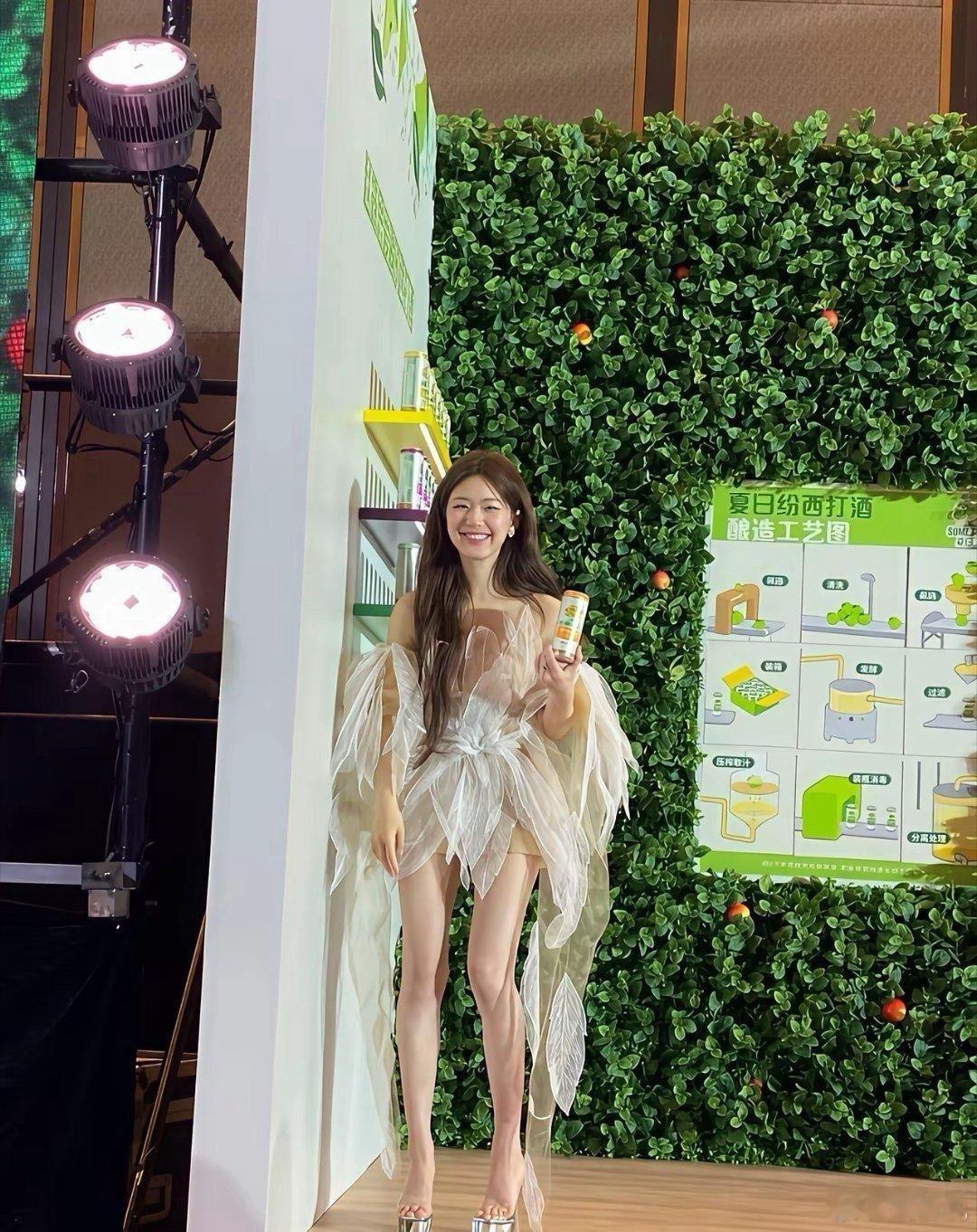 赵露思这个造型像小精灵好可爱