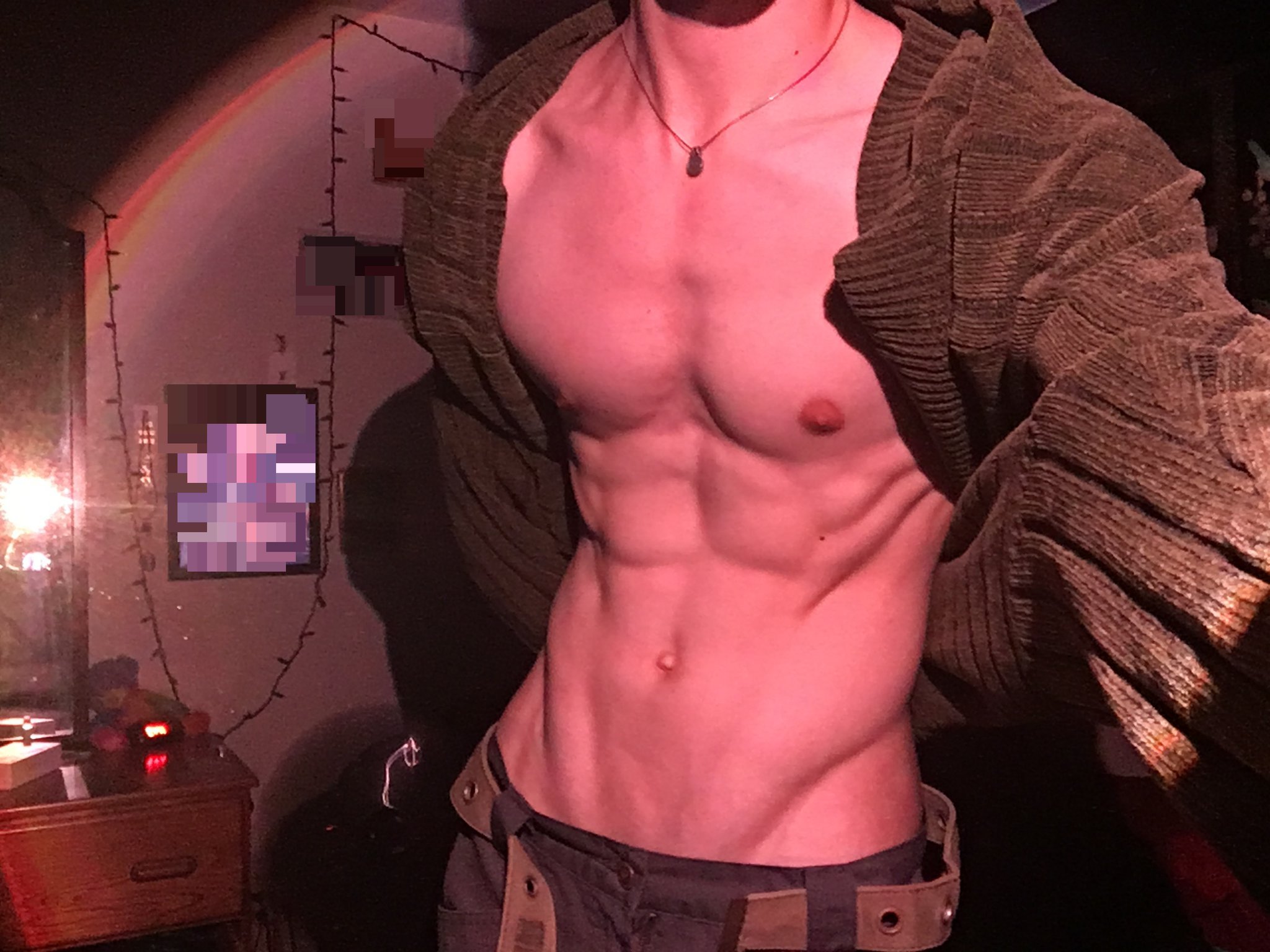 泥嚎泥嚎，，这一期给大家带来的老婆是漂亮薄肌小扔，腹肌看起来