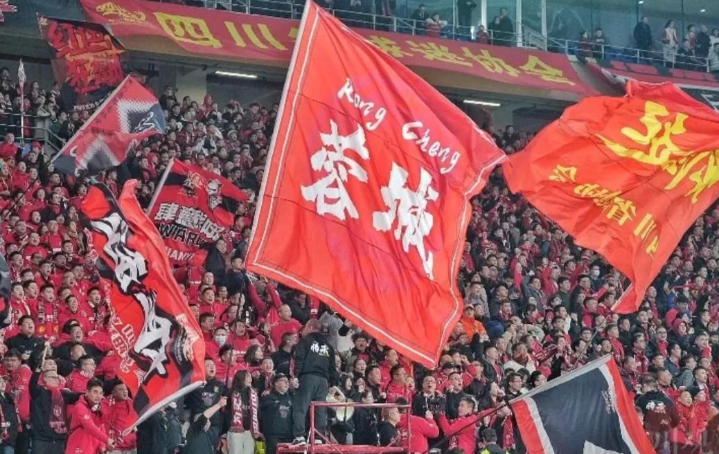 蓉城和大连这场比赛，大连球迷跟打了鸡血似的亢奋，而蓉城球迷却十分佛系！为啥？大家