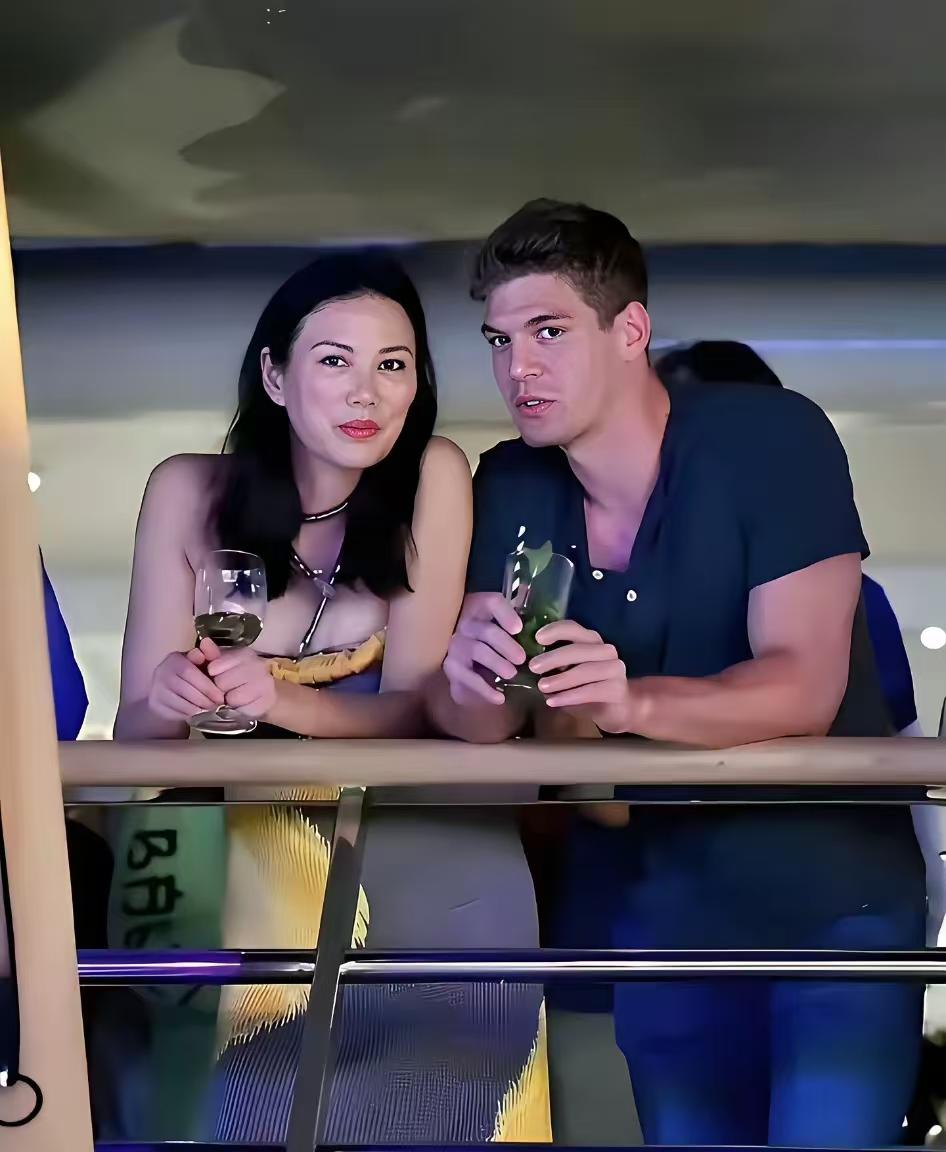 德国24岁的小鲜肉，被快60岁的邓文迪大姐迷得七荤八素。以前以为有什么秘密，后来