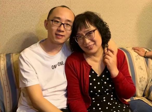 陕西一位妈妈，1988年儿子丢了。为了找孩子，她和丈夫离了婚。32年过去，她总算