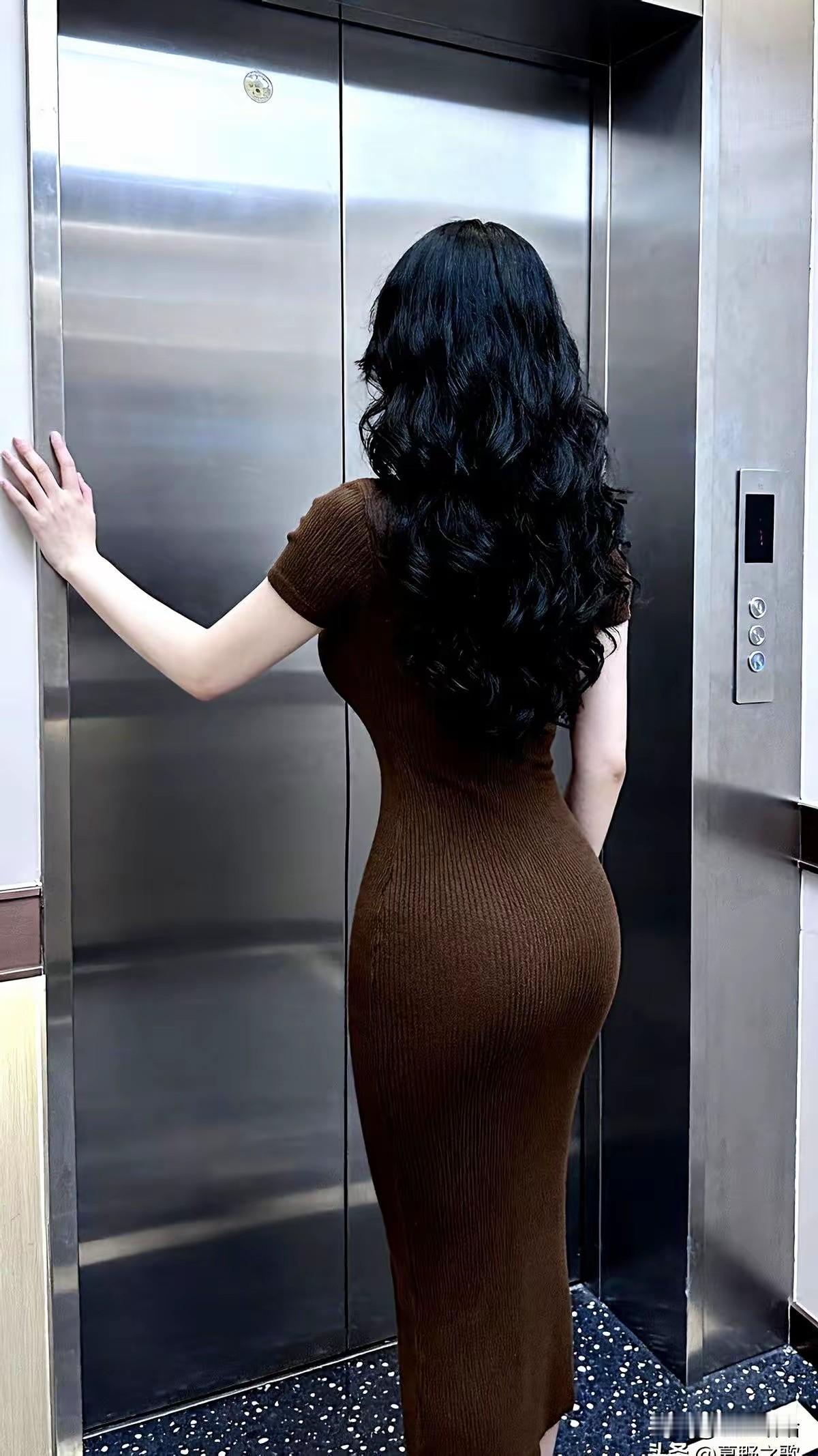 电梯里的性感瞬间，黑发美女的诱人背影