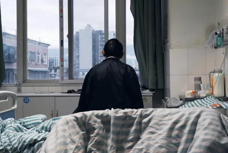 “早死晚死都得死”：癌症晚期男子放弃治疗买一箱啤酒，医生劝他别喝，他一句话让全网