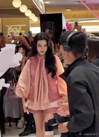 范冰冰现身马来西亚，打扮的漂漂亮亮，真的是岁月不败美人​​​