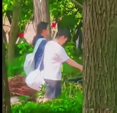 莎莎又出现了！虽然说画面非常模糊，但是相信大家一眼就认出那个穿着香芋紫色的T恤