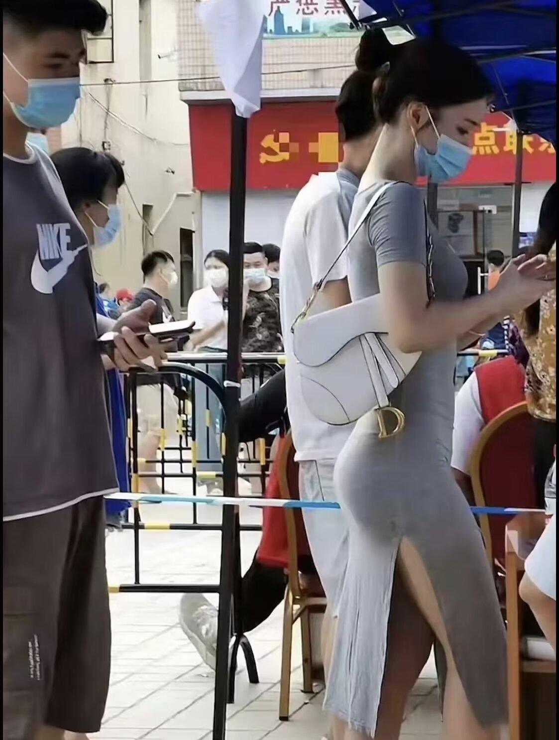 泰戈尔曾说：当我们谦卑低调的时候，便是我们接近伟大的时候。