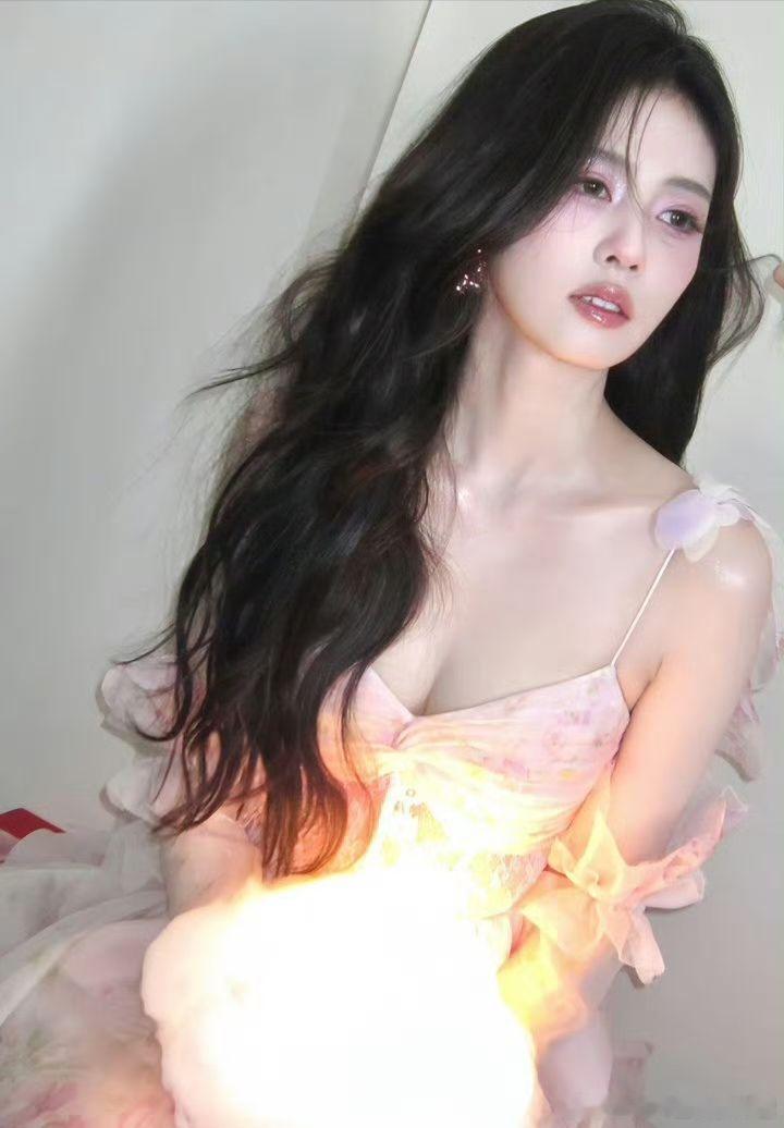 白鹿的浅粉吊带碎花裙也太绝了吧白鹿白鹿​​​