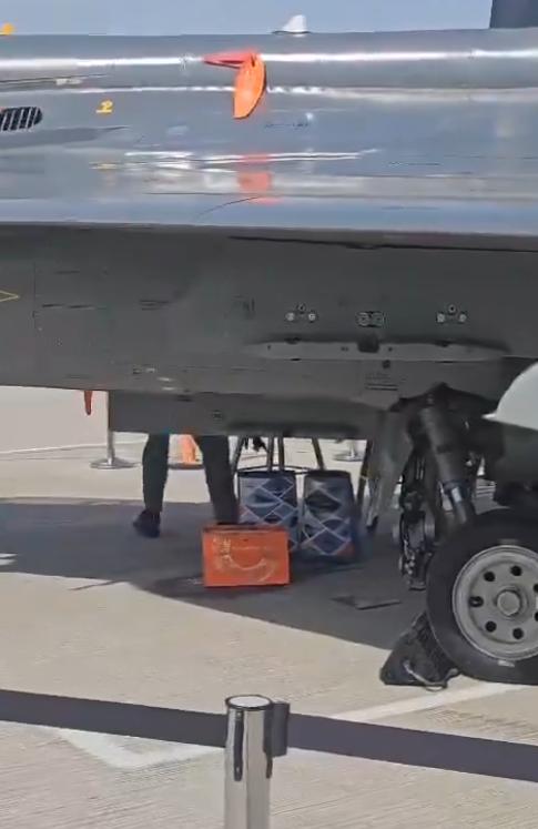 印度LCA战机在迪拜航展“拉肚子”？印度网民破防：漏的不是油看来印度人“随地