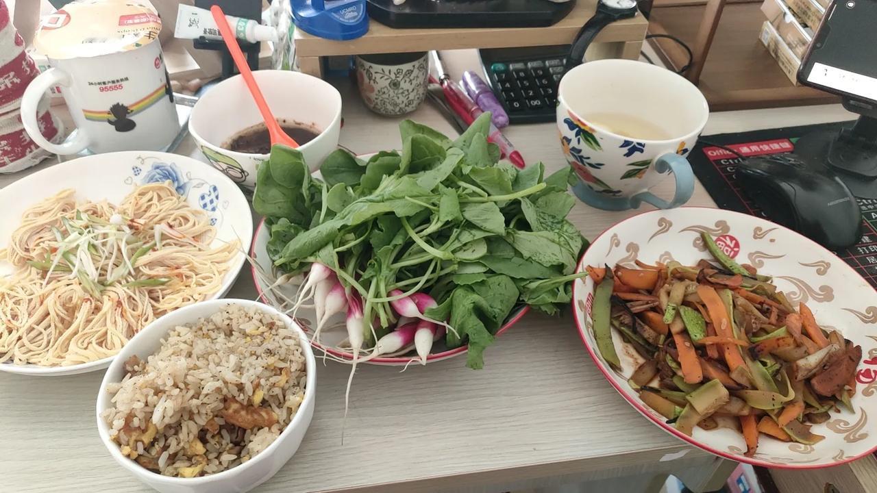 自从旅行回来，由原来的三碗米饭不下岗变成了一碗米饭不下岗。知道自己由于好吃懒做，