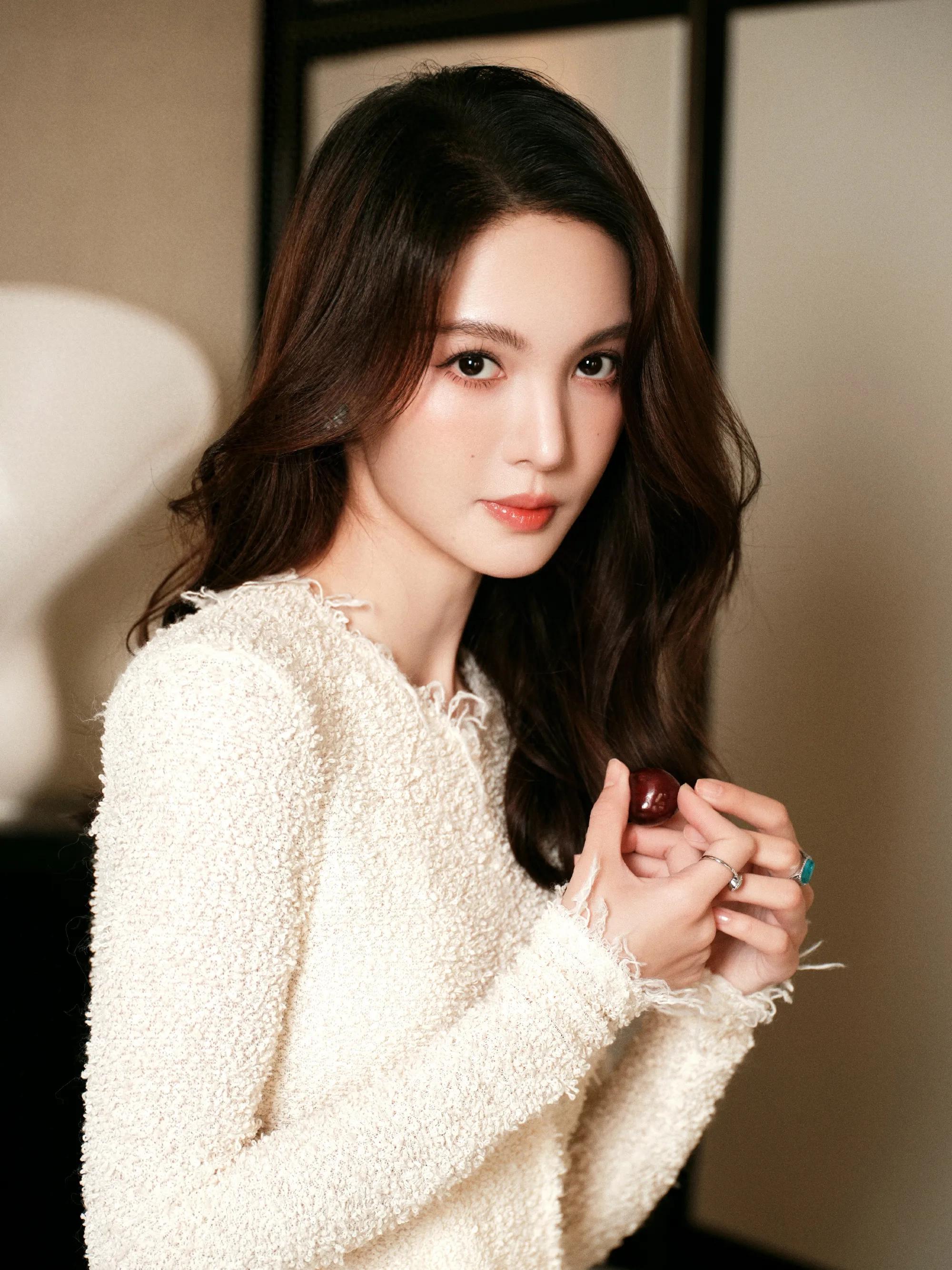 女星金晨优雅造型：非凡气质、公主魅力！