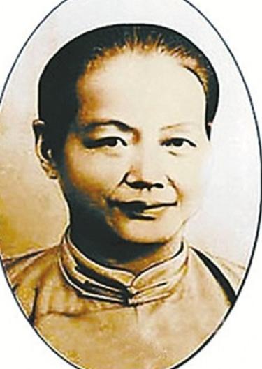 1970年，陈独秀58岁的女儿陈子美身上绑了5个空油桶，带着小儿子准备