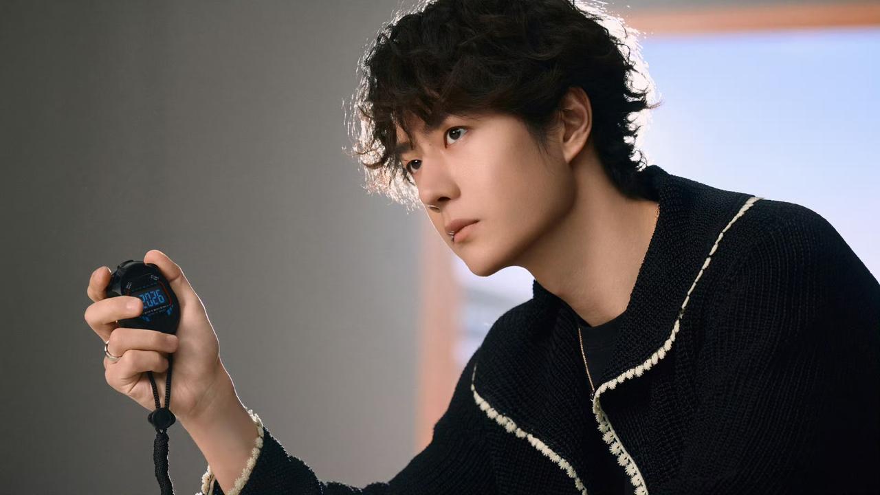 王一博开工照来啦！卷毛的香奈儿王子·摄影师啵王一博贵气天成的时尚王者，没有