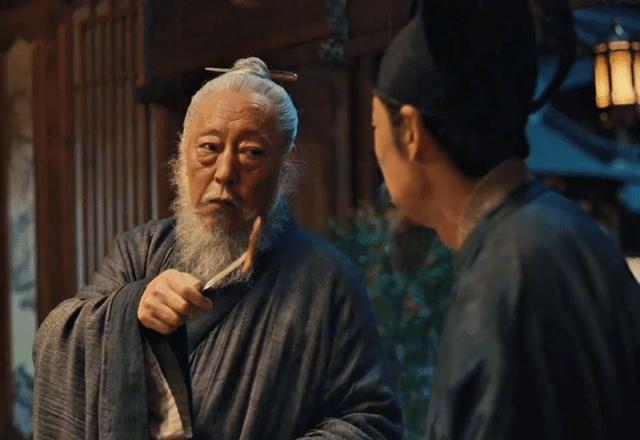 撕开滚烫的羊腿，蘸上冰凉的酱油，一个90岁老头的晚饭，比我的青春还硬核。别怀疑