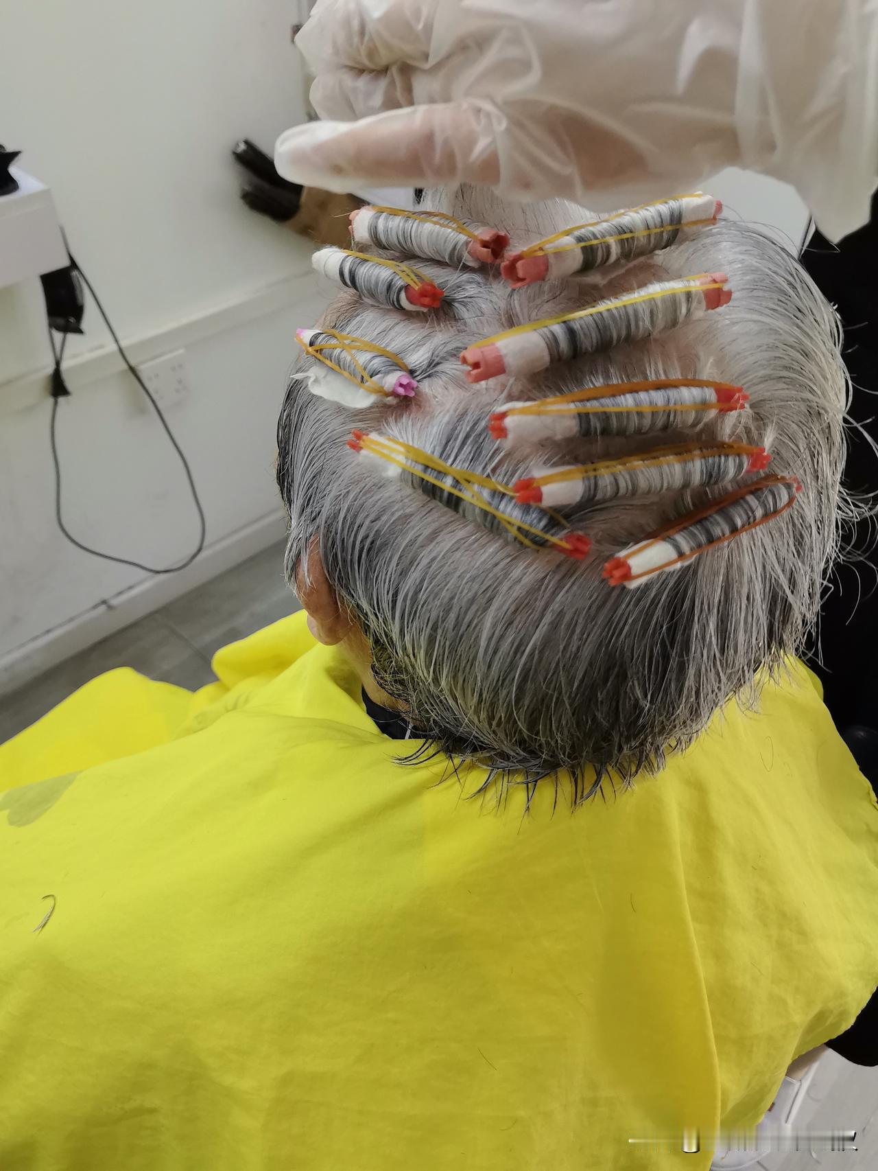 长寿真的是靠天定。今天上午，我去理发店洗头发，来了一个93岁的老奶奶来烫头发