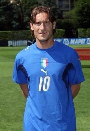 一生一队和8个金球，哪个重要？托蒂：8个金球不值一提！在托蒂和卡萨诺共同参