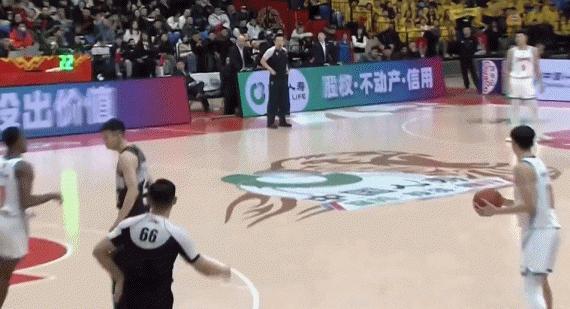 贾昊假得让人无语，假摔给技犯太晚，给齐麟的违体也是耍赖吧？贾昊选秀进CBA