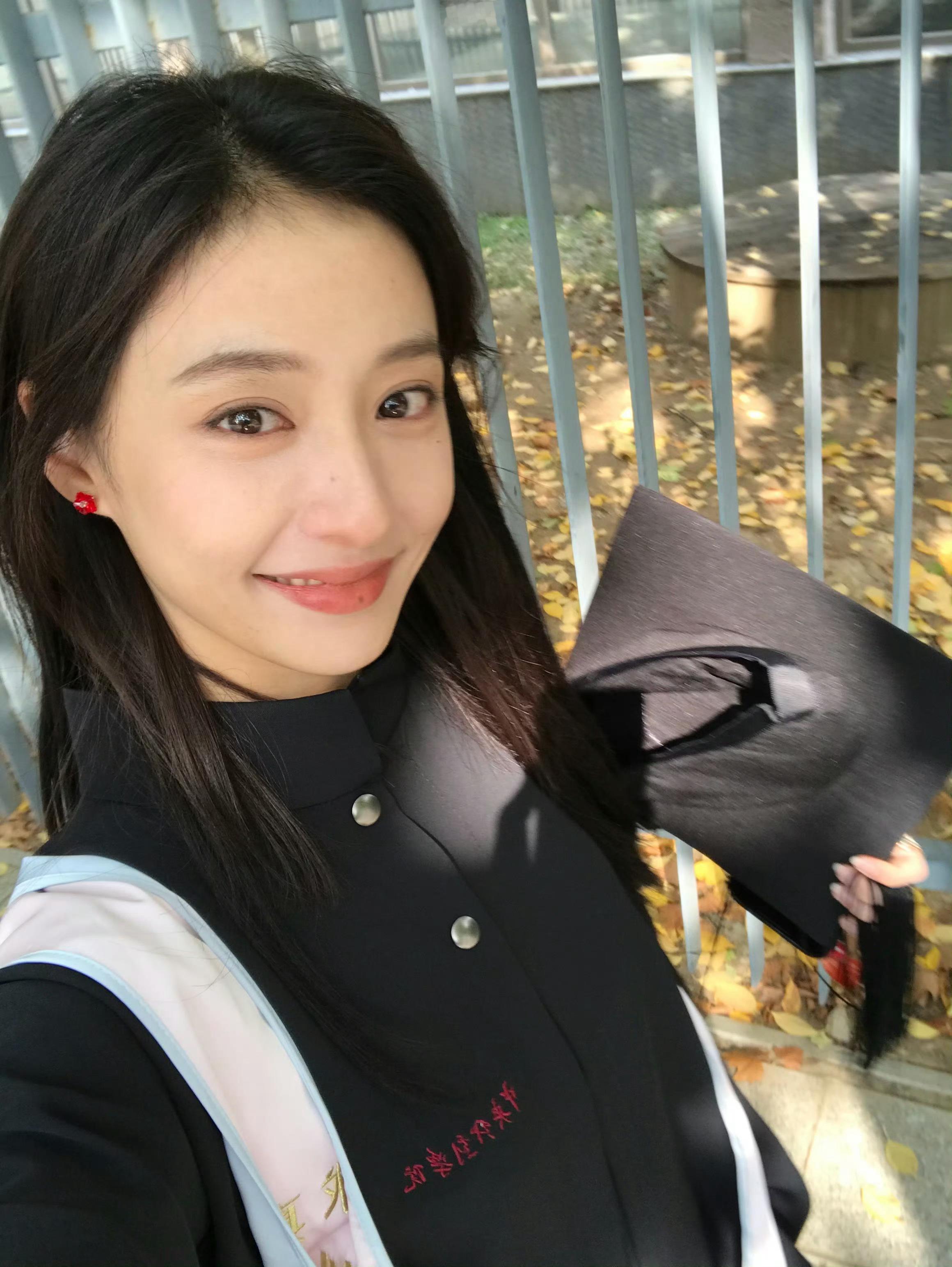 胡连馨毕业照美成这样了……好养眼啊胡连馨​​​
