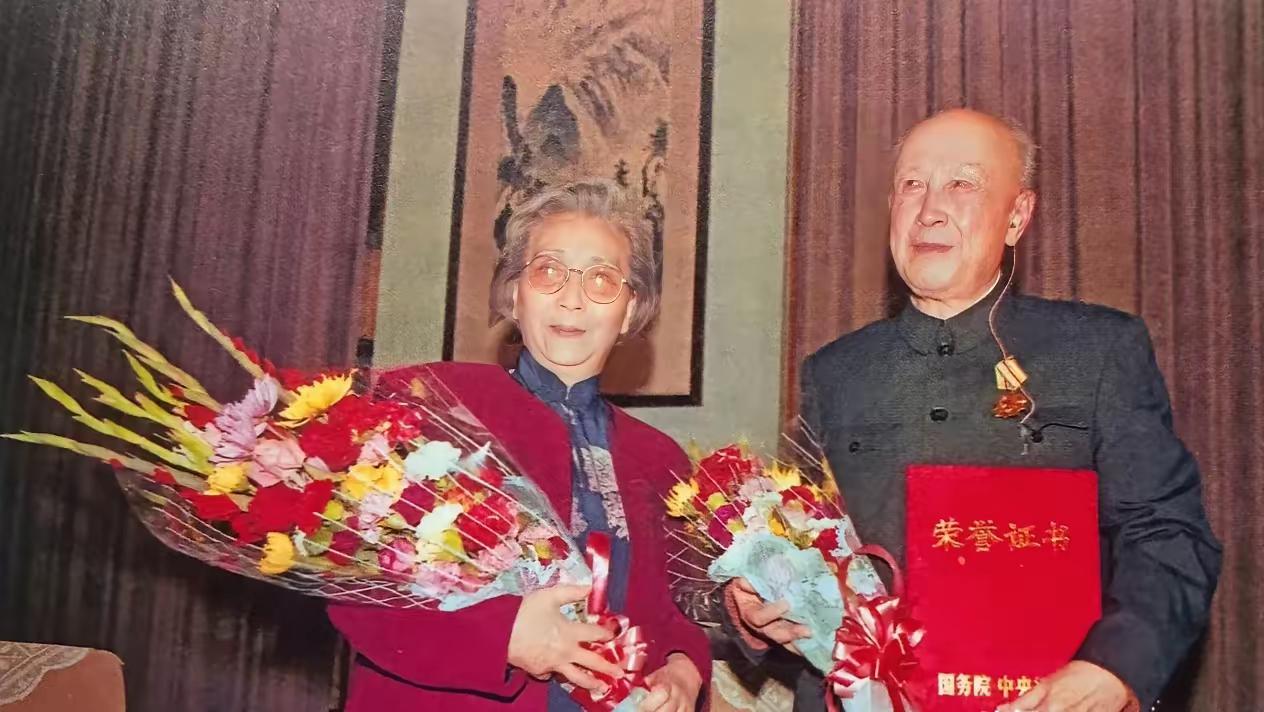 钱学森年轻时真的很漂亮，很有才华，从美国回到中国，便勇敢表白蒋英，并抱得美人归。