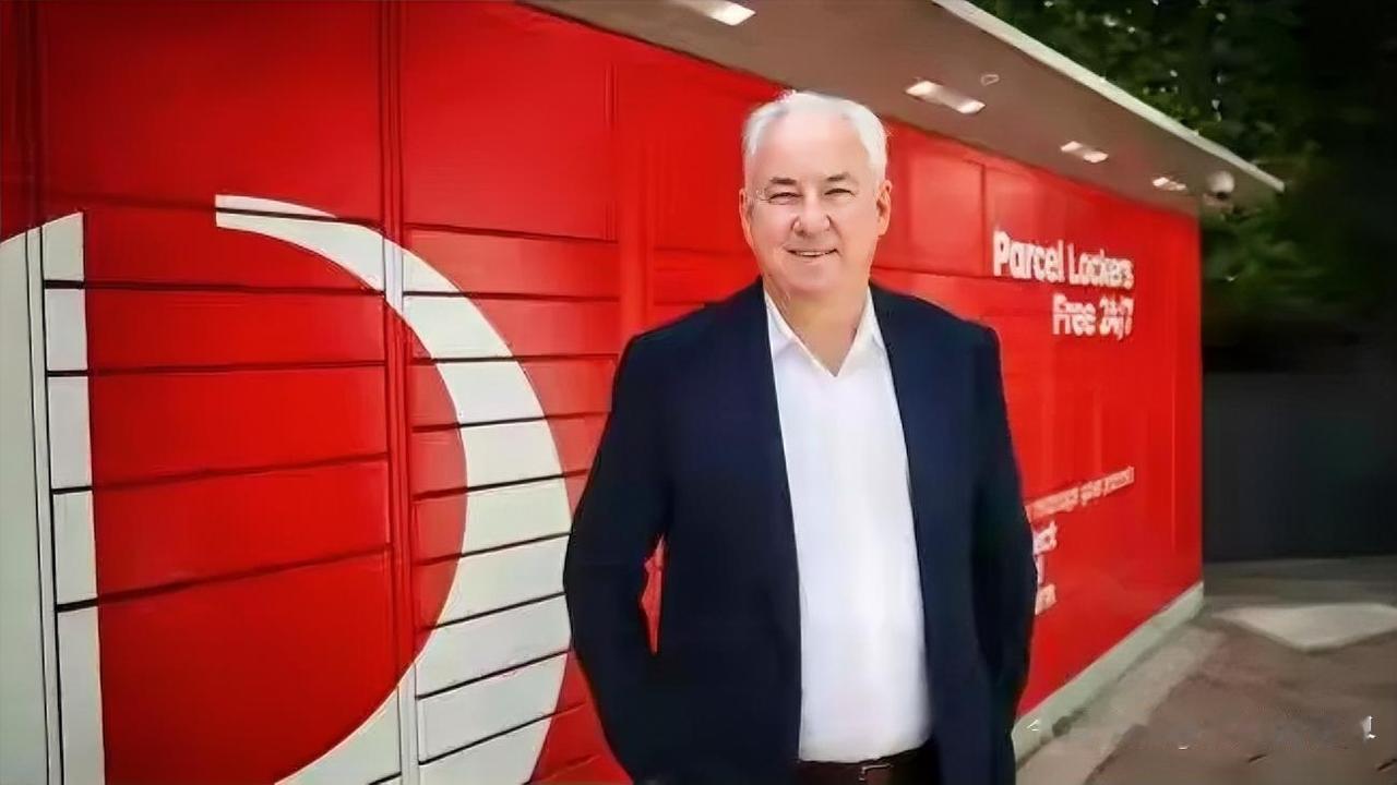 阿德尔斯CEO罗斯比对着镜头大吐苦水，说中国电商卖的家居用品“抄设计、质量差”，