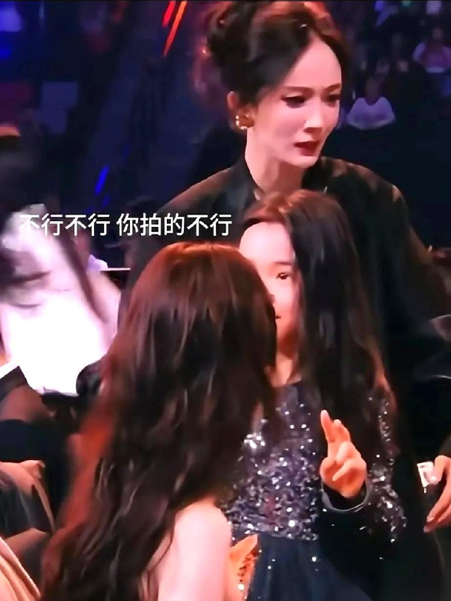 笑死，看到杨幂那个“嫌弃”董璇的表情了吗？全网都在传，我还以为俩人怎么了。结