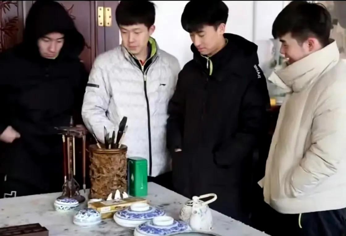 原来小牛一直陪在大头的身边。少年的头头和少年的小牛。两个人真的一点都没有变，都