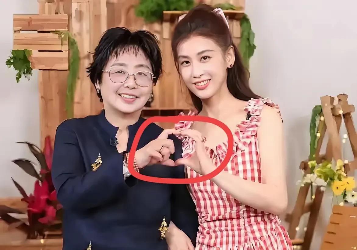 黄圣依错就错在不听老人言，吃亏在眼前。妈妈不让她进娱乐圈，她偏要进。妈妈不让