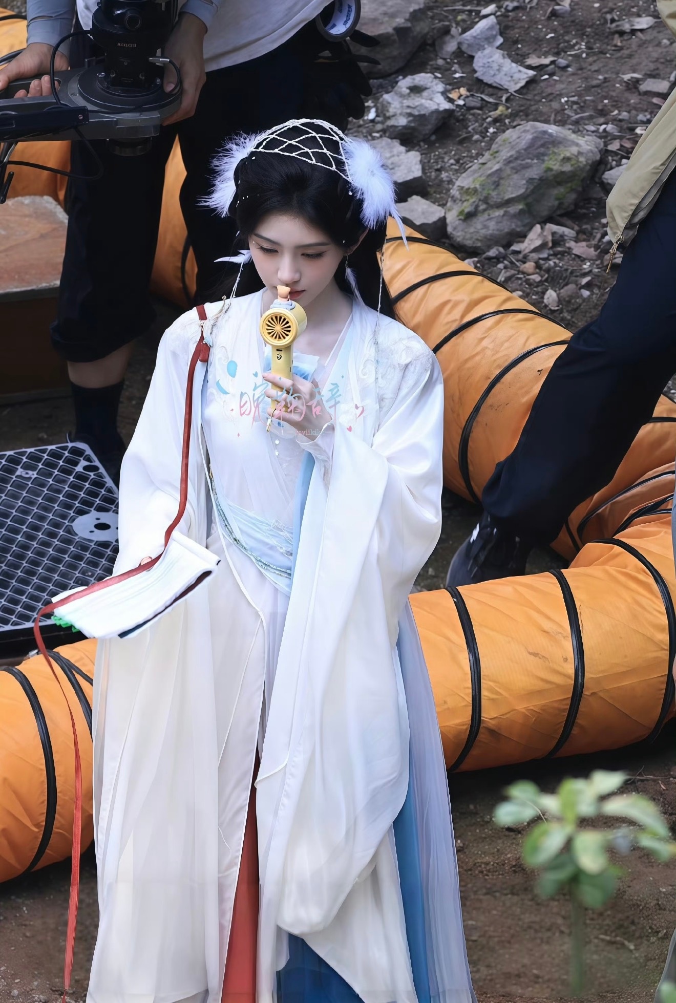 救命…感觉看见仙鹤下凡了每个角度都好美啊鞠婧祎白色羽毛发饰鞠婧祎仙鹤塑羽毛妆造