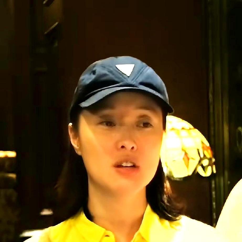 53岁素颜上镜，眼角细纹清晰可见，吴越却把“老”活成了动词。她亲口承认：敏