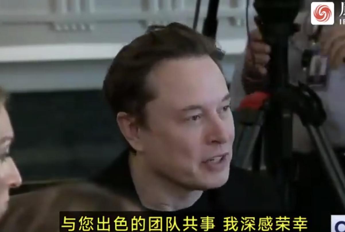 马斯克也学精了，虽然跟川普的团队成员，被爆出多次争吵，而且是吵的面红耳热，但是在