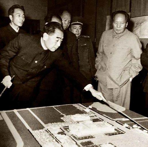 1959年，人民大会堂迅速竣工，耗时不到一年，毛主席来参观时，突然指着天花板笑着