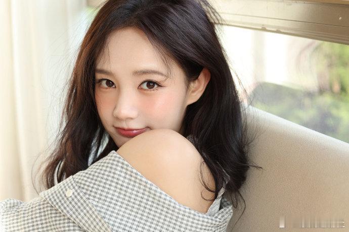 李一桐唱了这条小鱼在乎李一桐用歌声证明了好演员也能唱出好歌，没有华丽的技巧，就