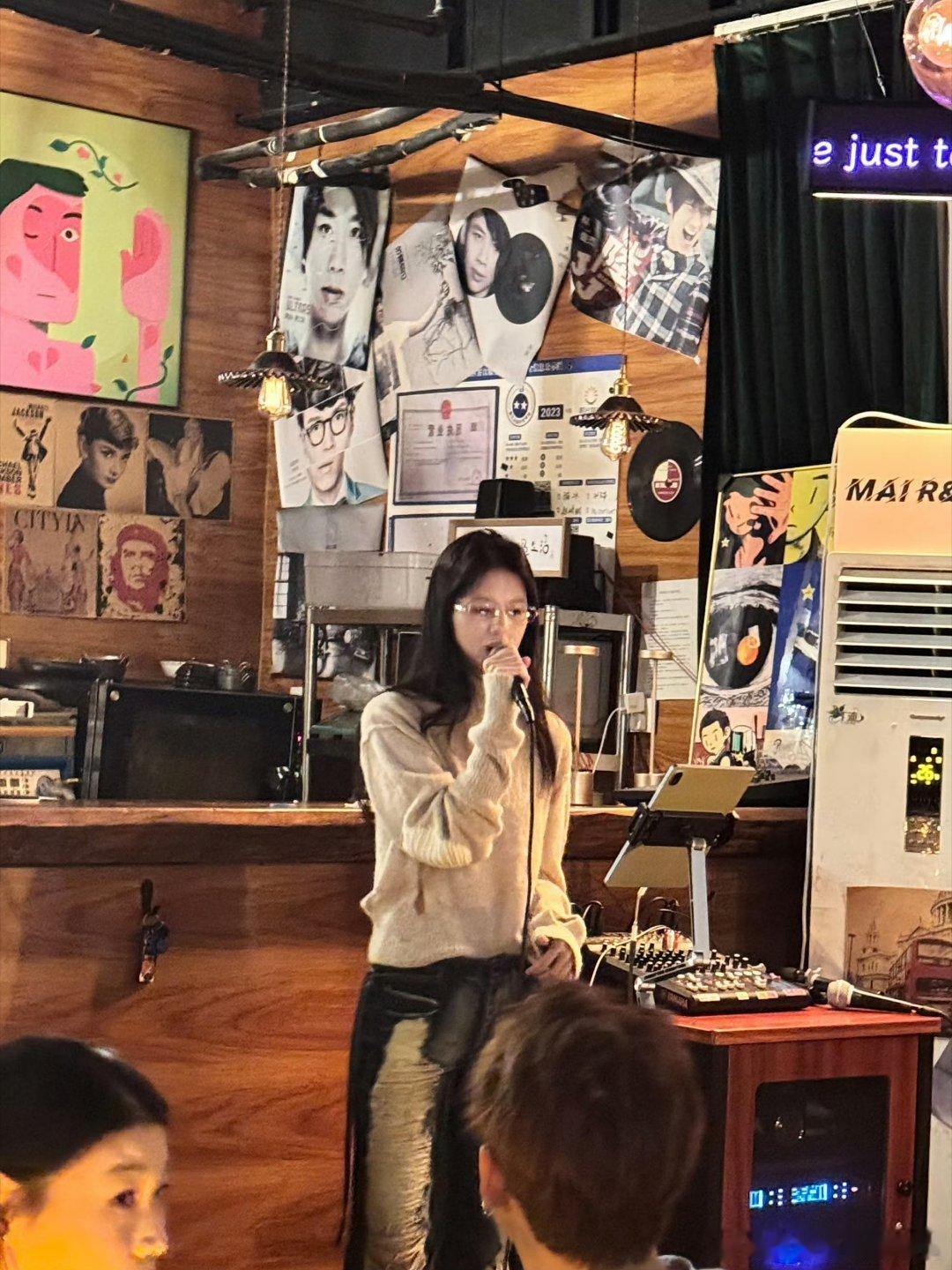  周五酒吧偶遇鹤男也太幸运！真人美到发光，唱歌超惊艳，戏好会弹钢琴，这全能姐姐谁