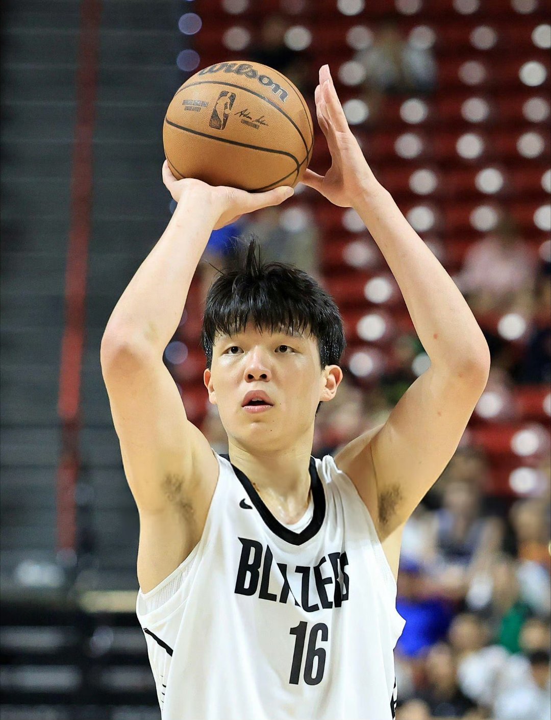 美媒clutchpoints分析杨瀚森：他在防守端前途大。他可能超越小萨博尼斯和