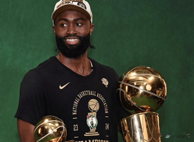 杰伦·布朗这经历还挺有意思。他多次被加入交易讨论，一度想离开凯尔特人，觉得凭自己